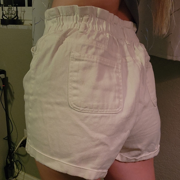White shorts paperbag - Picture 3 of 4